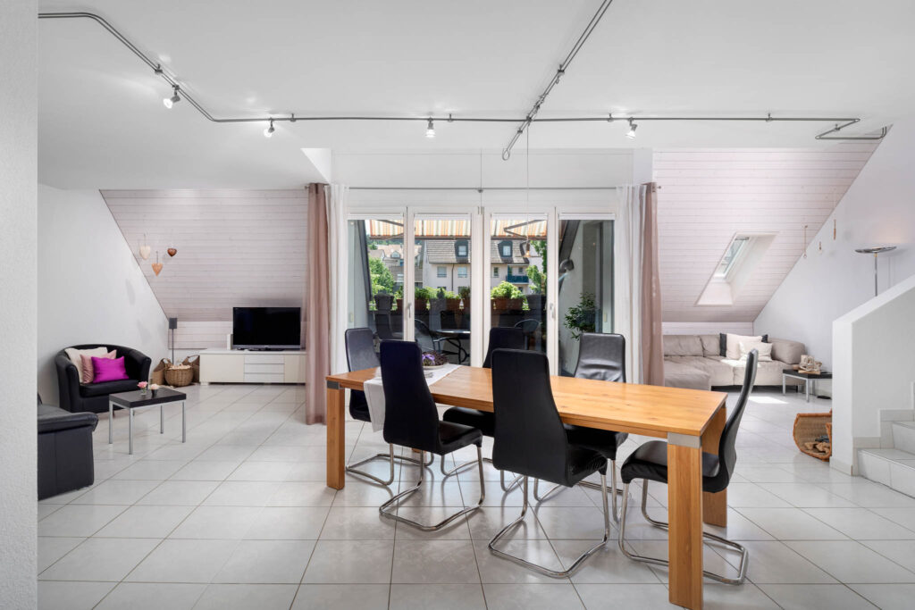 BONSTETTEN: Charmante 6.5-Zimmer-Dachmaisonette mit Cheminée & Weitsicht!