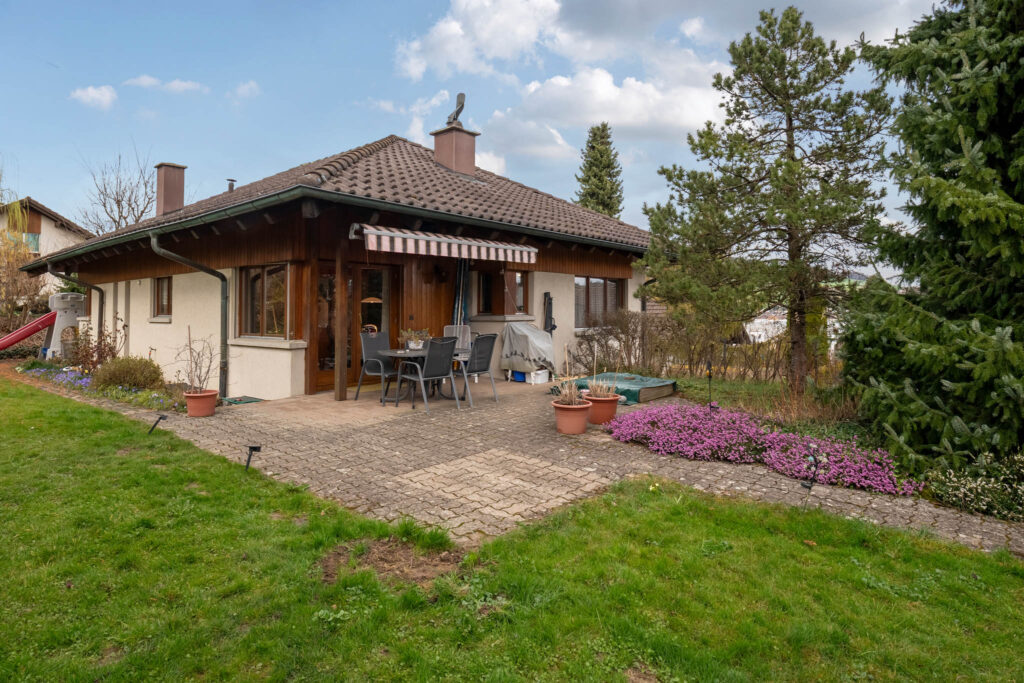 REINACH AG: Einfamilienhaus mit viel Platz und Potenzial!